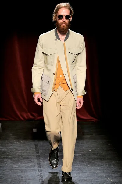 Look 16